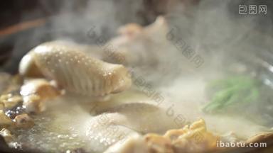 砂锅里沸腾的鸡汤